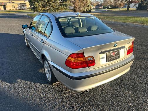 2004 BMW 325 325xi Sedan