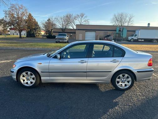 2004 BMW 325 325xi Sedan