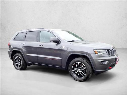 Granite Crystal Metallic Clearcoat 2017 Jeep Grand Cherokee Trailhawk
