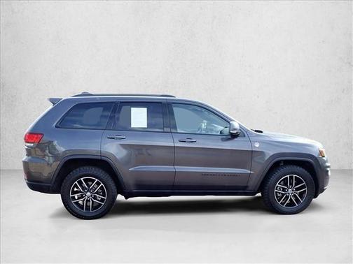 Granite Crystal Metallic Clearcoat 2017 Jeep Grand Cherokee Trailhawk