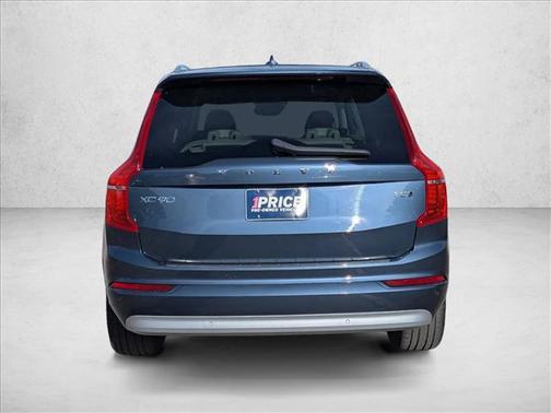 2022 Volvo XC90 T5 Momentum
