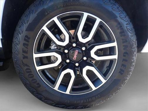 Summit White 2024 GMC Yukon XL 4WD AT4
