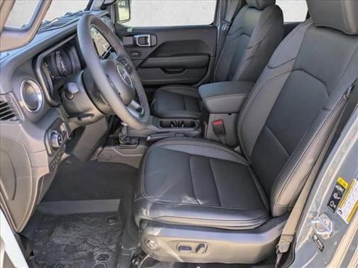 Anvil Clearcoat 2026 Jeep Gladiator Sahara 4x4