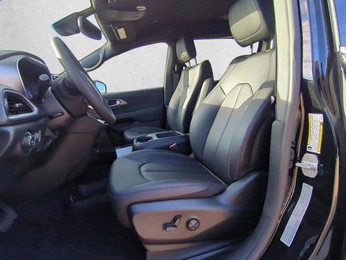 Diamond Black Crystal Pearlcoat 2026 Chrysler Pacifica L