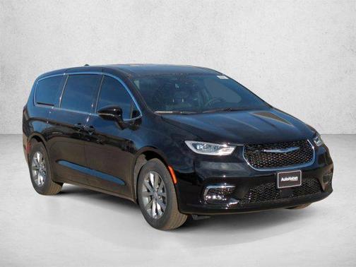 Diamond Black Crystal Pearlcoat 2026 Chrysler Pacifica L