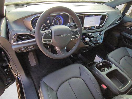 Diamond Black Crystal Pearlcoat 2026 Chrysler Pacifica L