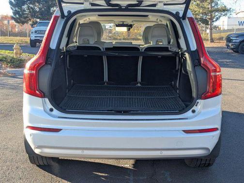 2022 Volvo XC90 T5 Momentum