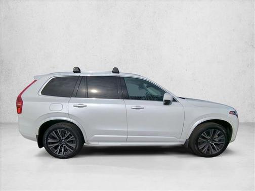 2022 Volvo XC90 T5 Momentum