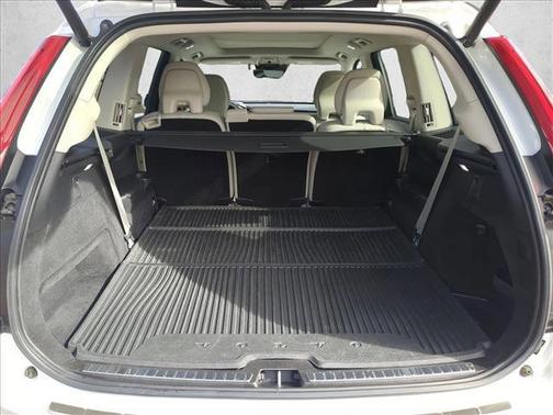 2022 Volvo XC90 T5 Momentum