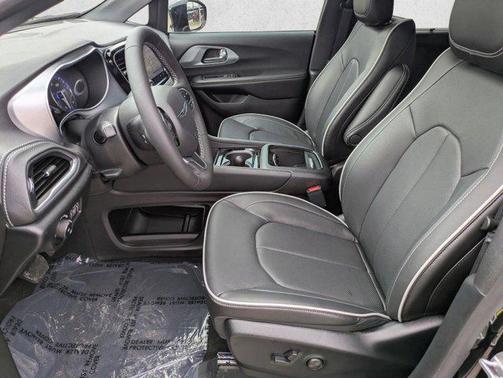 Diamond Black Crystal Pearlcoat 2026 Chrysler Pacifica Limited
