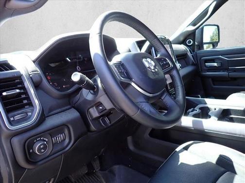 Diamond Black Crystal Pearlcoat 2024 RAM 3500 Laramie Crew Cab 4x4 6'4' Box