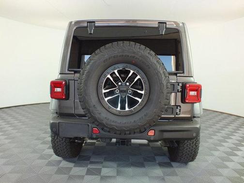 Granite Crystal Clearcoat Metallic 2026 Jeep Wrangler 392