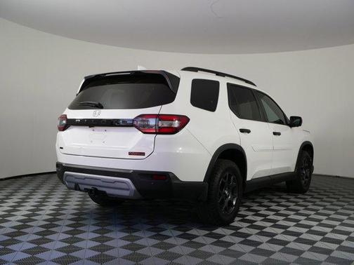 Platinum White Pearl 2024 Honda Pilot TrailSport