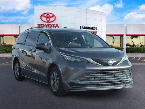 2022 Toyota Sienna LE