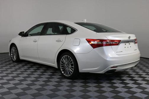 Blizzard Pearl 2017 Toyota Avalon Limited
