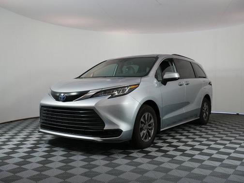 Celestial Silver Metallic 2023 Toyota Sienna LE