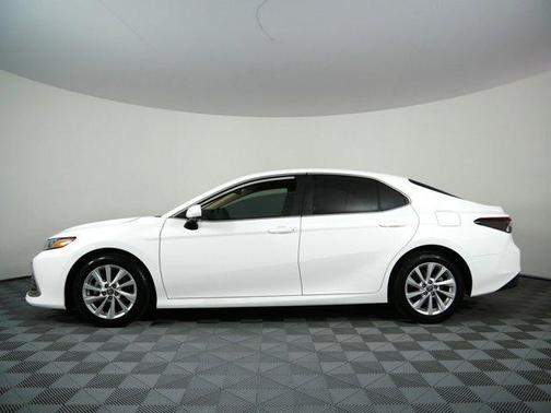 Ice 2023 Toyota Camry LE