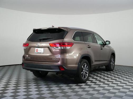 Toasted Walnut Pearl 2017 Toyota Highlander XLE