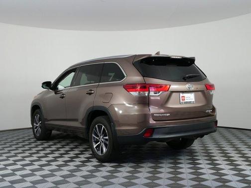 Toasted Walnut Pearl 2017 Toyota Highlander XLE