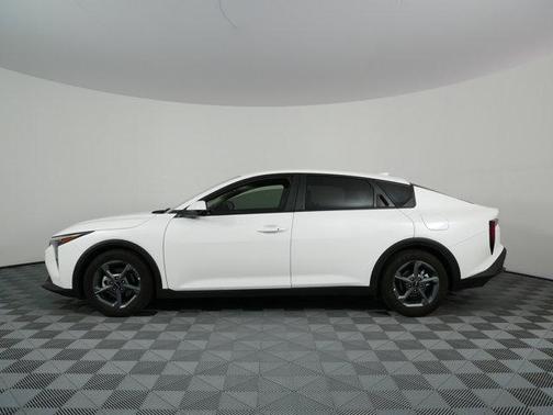 Snow White Pearl 2025 Kia K4 1-OWNER