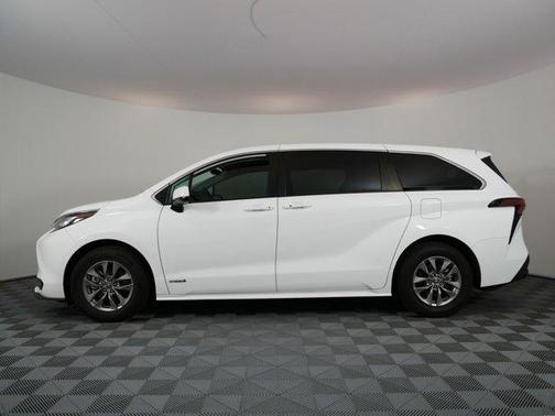 Super White 2021 Toyota Sienna LE