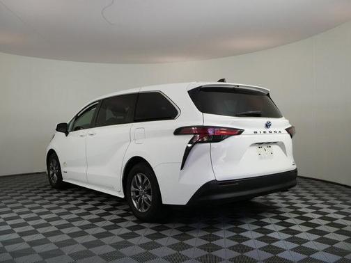 Super White 2021 Toyota Sienna LE