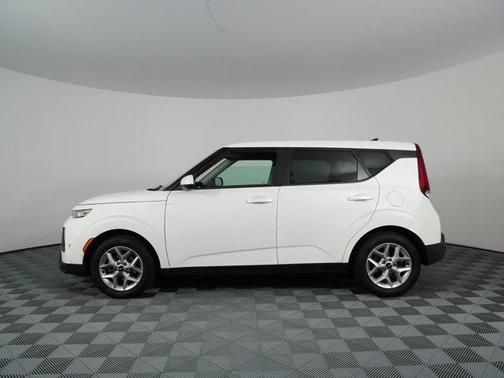 Snow White Pearl 2022 Kia Soul LX