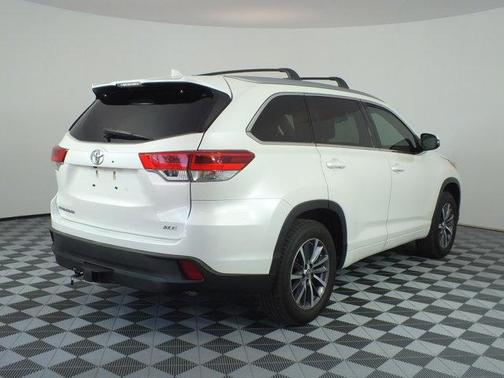 Blizzard Pearl 2017 Toyota Highlander XLE