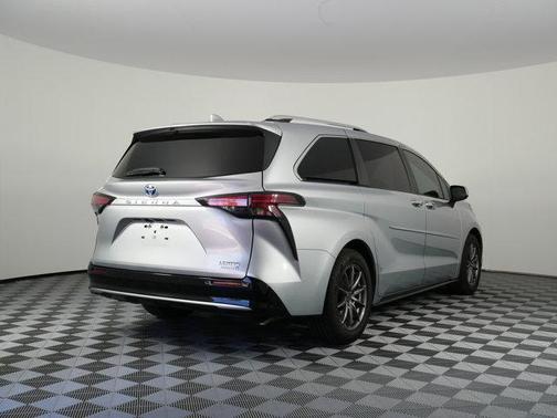 Celestial Silver Metallic 2022 Toyota Sienna Limited