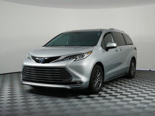 Celestial Silver Metallic 2022 Toyota Sienna Limited