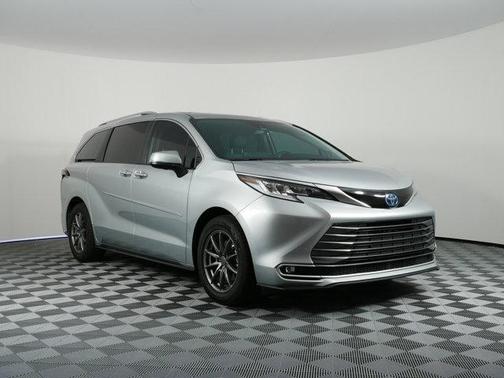 Celestial Silver Metallic 2022 Toyota Sienna Limited