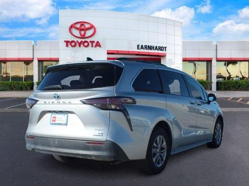 2024 Toyota Sienna LE