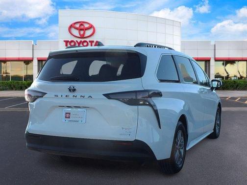 2024 Toyota Sienna LE