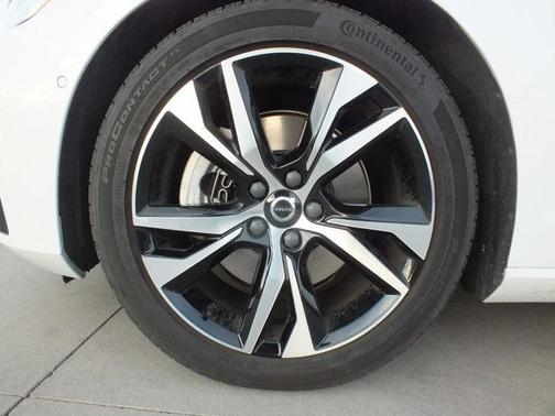 2024 Volvo S60 B5 Plus Dark Theme