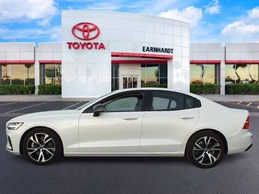 2024 Volvo S60 B5 Plus Dark Theme