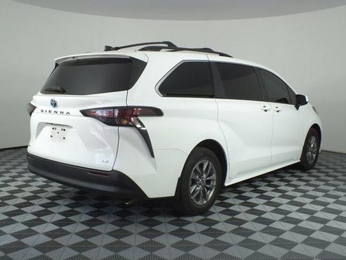 Ice 2025 Toyota Sienna LE