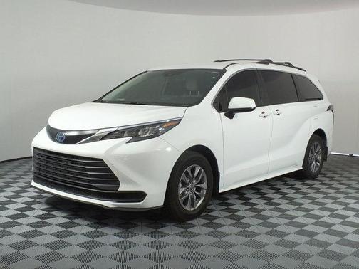 Ice 2025 Toyota Sienna LE