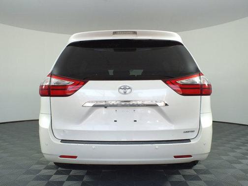 Blizzard Pearl 2017 Toyota Sienna Limited Premium