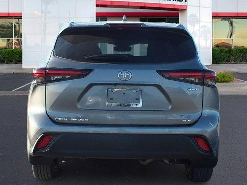 Metal 2025 Toyota Highlander Hybrid XLE