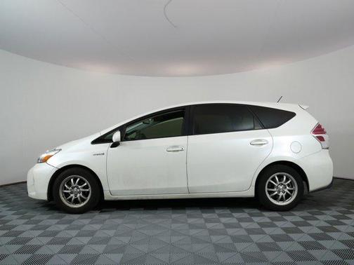 Blizzard Pearl 2017 Toyota Prius v Four
