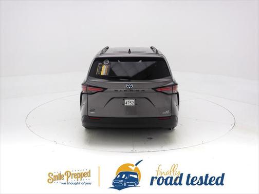 2022 Toyota Sienna LE