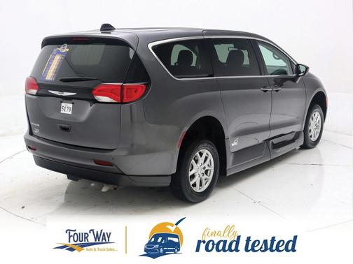 2022 Chrysler Voyager LX