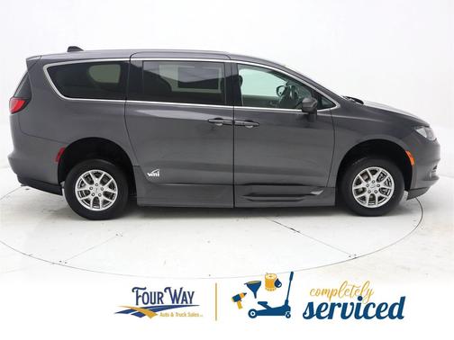 2022 Chrysler Voyager LX