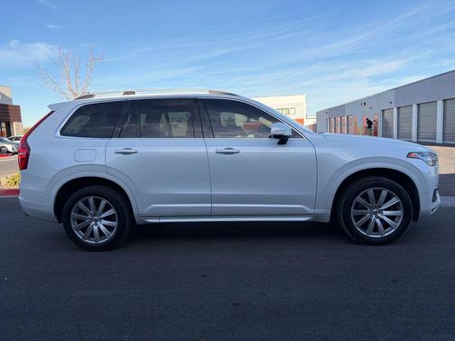 2017 Volvo XC90 T5 Momentum
