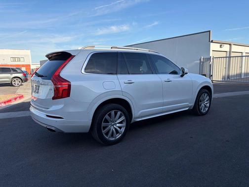 2017 Volvo XC90 T5 Momentum