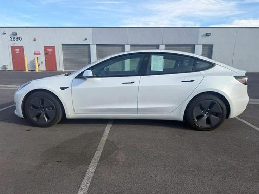 Pearl White Multi-Coat 2023 Tesla Model 3 Standard Range