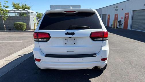Bright White Clearcoat 2021 Jeep Grand Cherokee Laredo