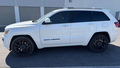 Bright White Clearcoat 2021 Jeep Grand Cherokee Laredo