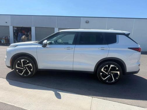 White 2022 Mitsubishi Outlander SP