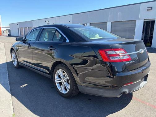 Shadow Black 2017 Ford Taurus SE